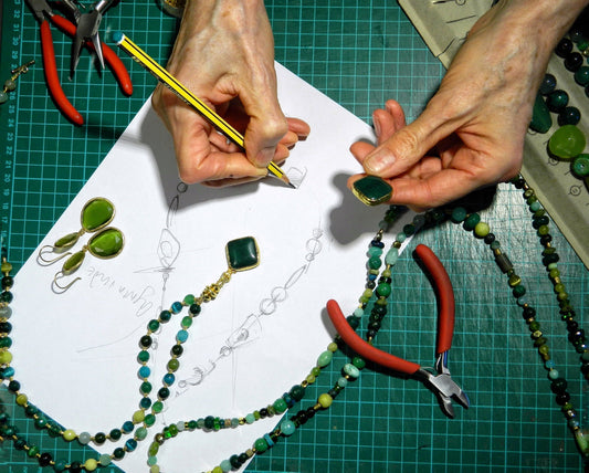 Mani, tempo e tradizione: cosa significa davvero artigianalità.